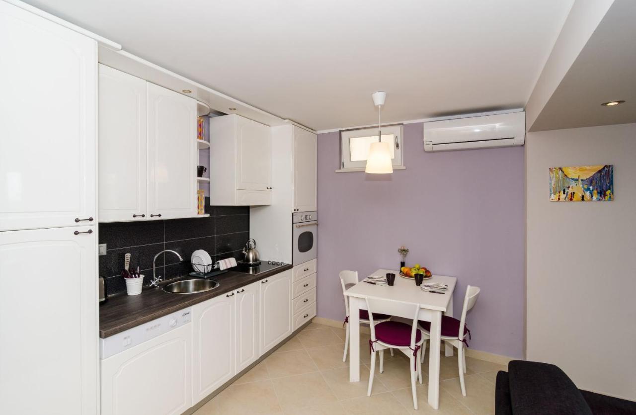 Gaura Apartment *