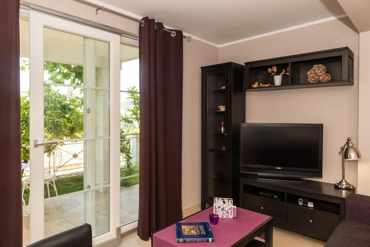 Gaura Apartment *